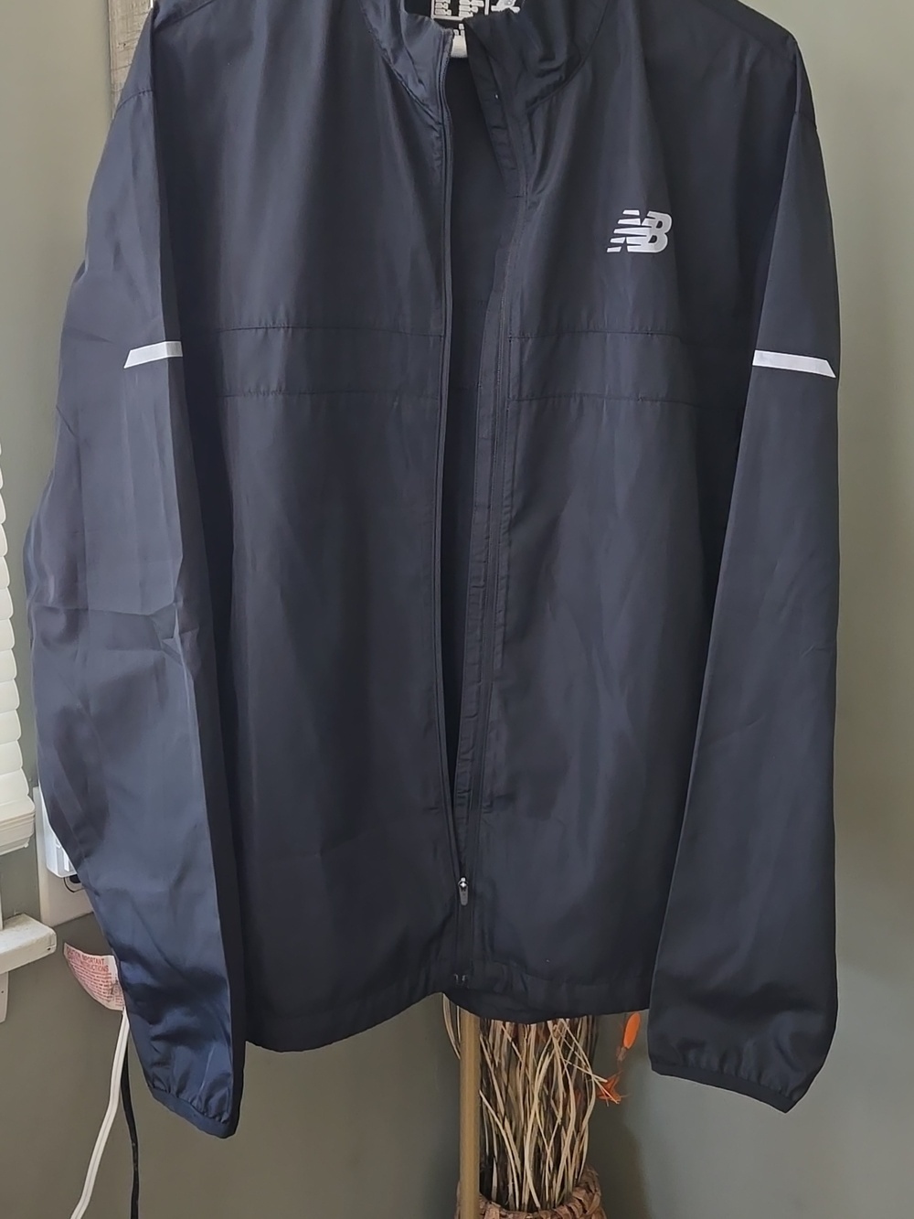 New Balance Men's Dark Navy Lightweight Windbreaker Sz Medium